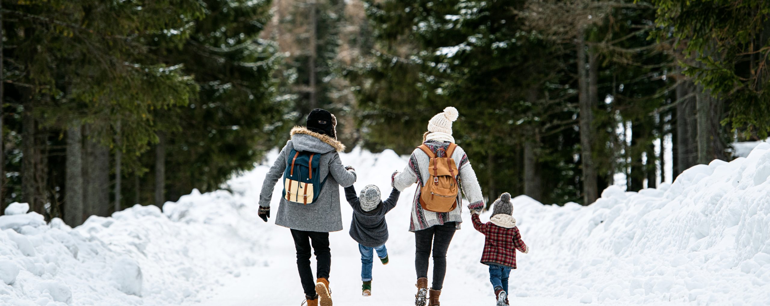 Famille heureuse en hiver | Happy family in winter